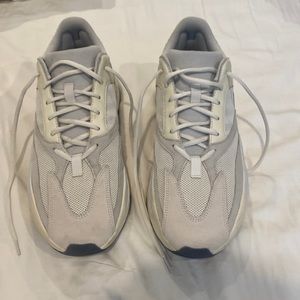 Yeezy 700 analog